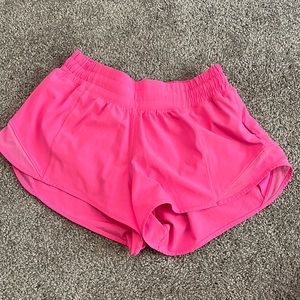 lululemon hotty hot 2.5” shorts